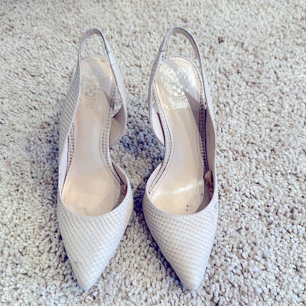 Sling back pointy toe pump